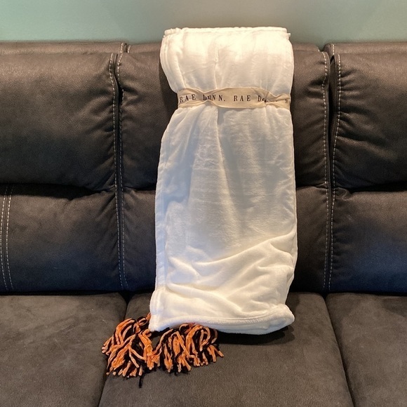 NWT Rae Dunn EEK HALLOWEEN SOFT PLUSH THROW BLANKET W/ BATS & TASSELS - Picture 6 of 6